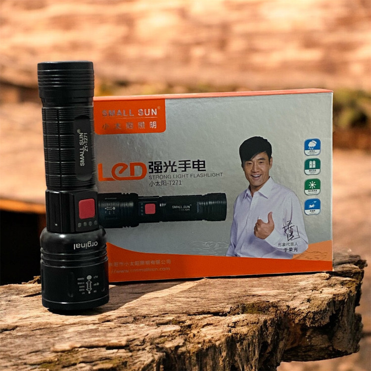 تصویر چراغ قوه پلیسی اسمال سان ZY-T271 همراه جعبه ارجینال در دل طبیعت سخت