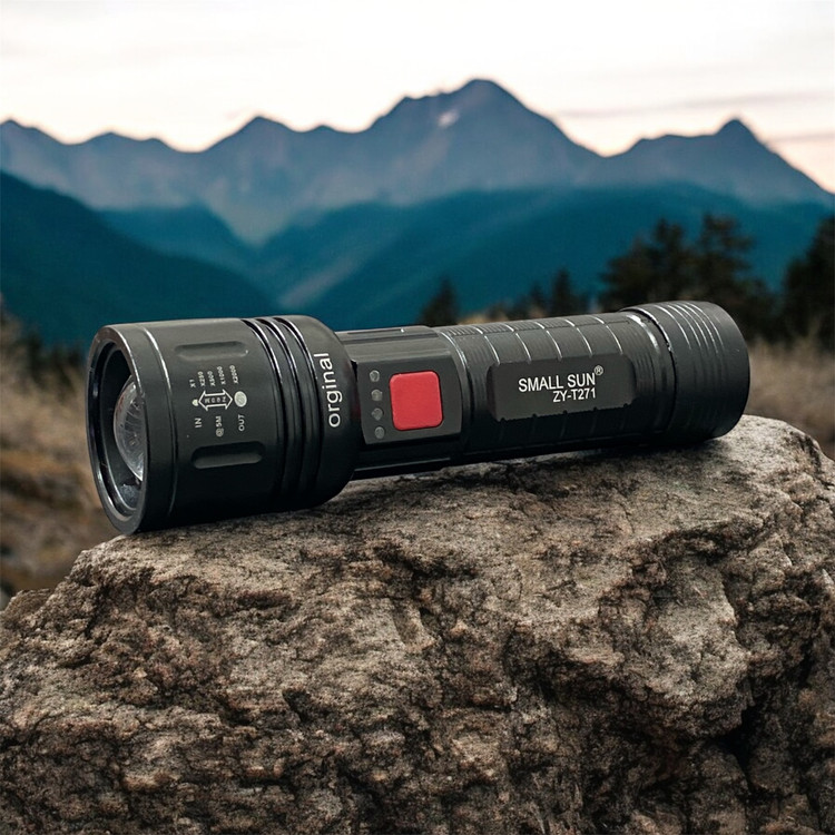 تصویر چراغ قوه پلیسی اسمال سان ZY-T271 در یک سفر کوهنوردی حرفه ای