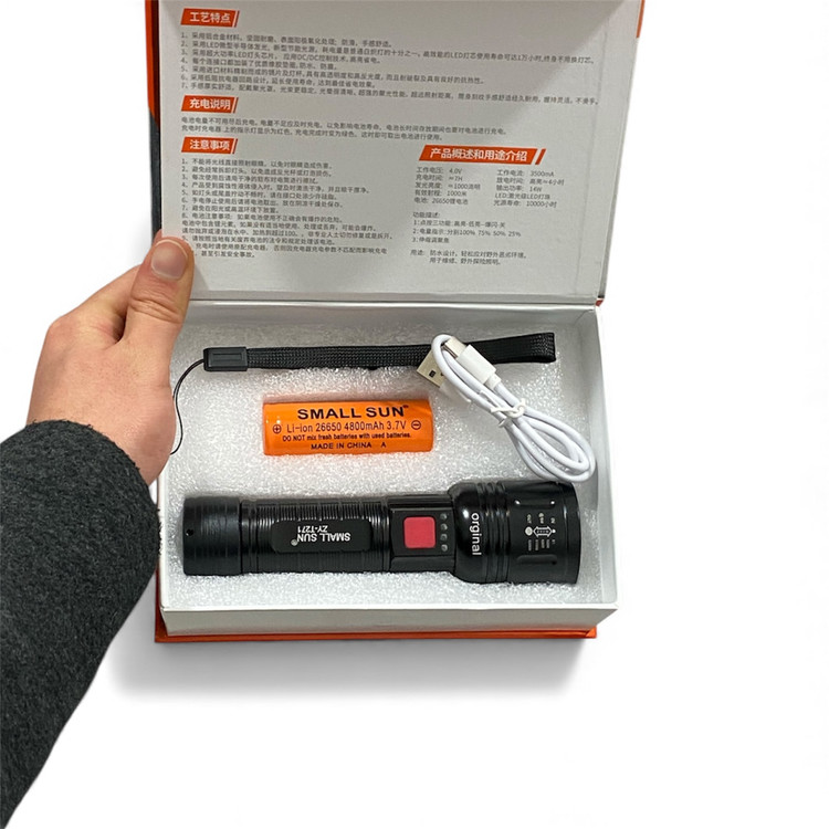 تصویر محتویات داخل جعبه چراغ قوه پلیسی اسمال سان ZY-T271 کابل شارژ type-c ، بند نگهدارندە ، باتری ۲۶۶۵۰ ، با باتری ۴۸۰۰ میلی آمپر و یک جعبه لوکس