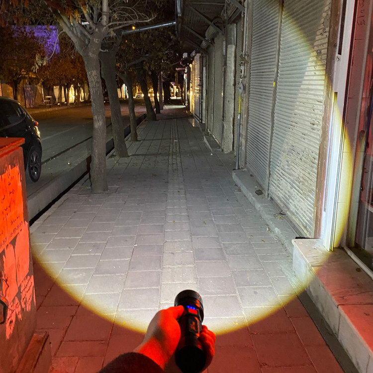 قدرت نور تصویر چراغ قوه پلیسی اسمال سان ZY-T271 روشن کردن کل خیابان