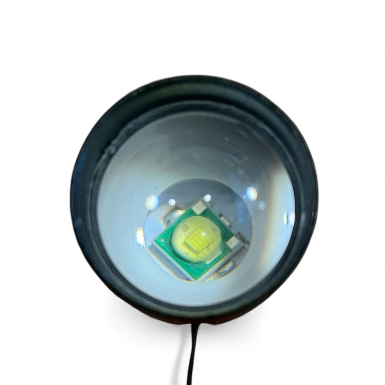 دارای یک لامپ قوی