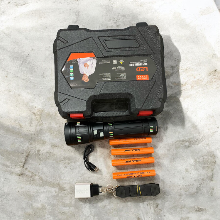 چراغ قوه پلیسی اسمال سان مدل ZY-T600 | برد ۱۰۰۰ متر و ۵۰۰۰ لومن | دارای قابلیت پاوربانک همراه ۴ باتری و بند و جعبه و کابل شارژ و کلگی