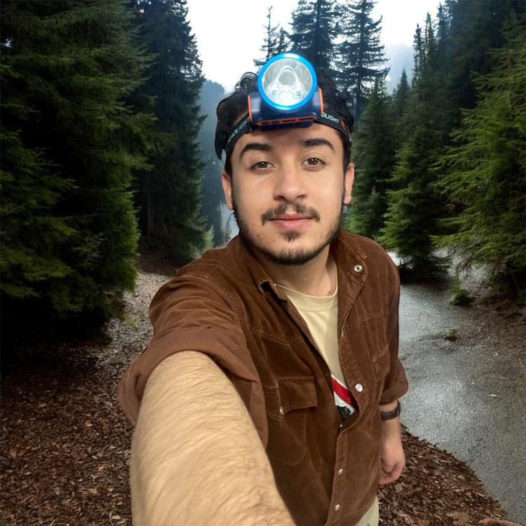 چراغ پیشانی h127 اسمال سان روی سر مدیر بازرگانی چراغ یار ، واردکننده نور و انرژی سیار وارد کننده محصولات اسمال سان و کنساچ و سایر بند های جهانی چراغ قوه و چراغ شارژی مستقیم از چین